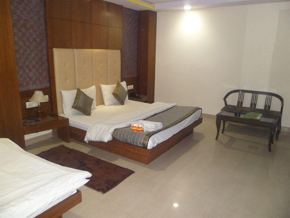 Hotel Shelton Yeni Delhi Dış mekan fotoğraf